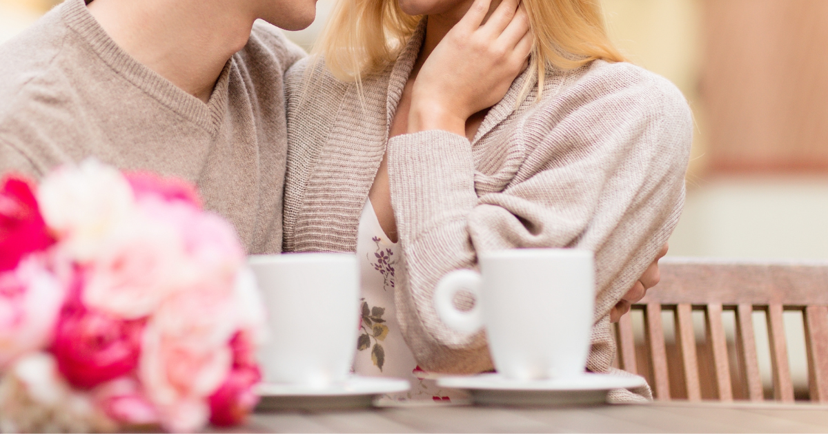 カフェデート中の男女