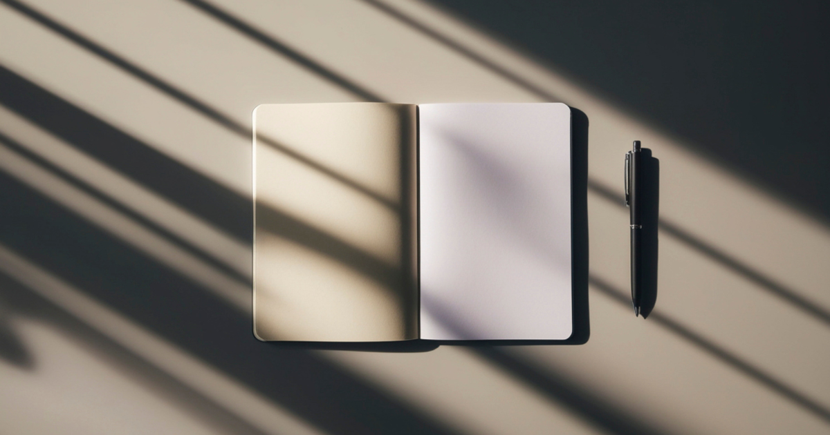 ノートとペン、光と影